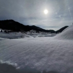 雪に覆われたメナモミ畑　飛騨の風景