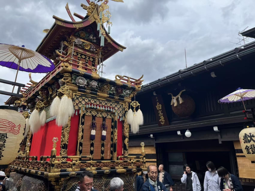 飛騨高山の古川祭 山車 蒲酒造さんの前で