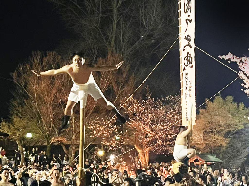 飛騨高山の古川祭の夜 火消しの伝統を受け継ぐ演技 とんぼ披露
