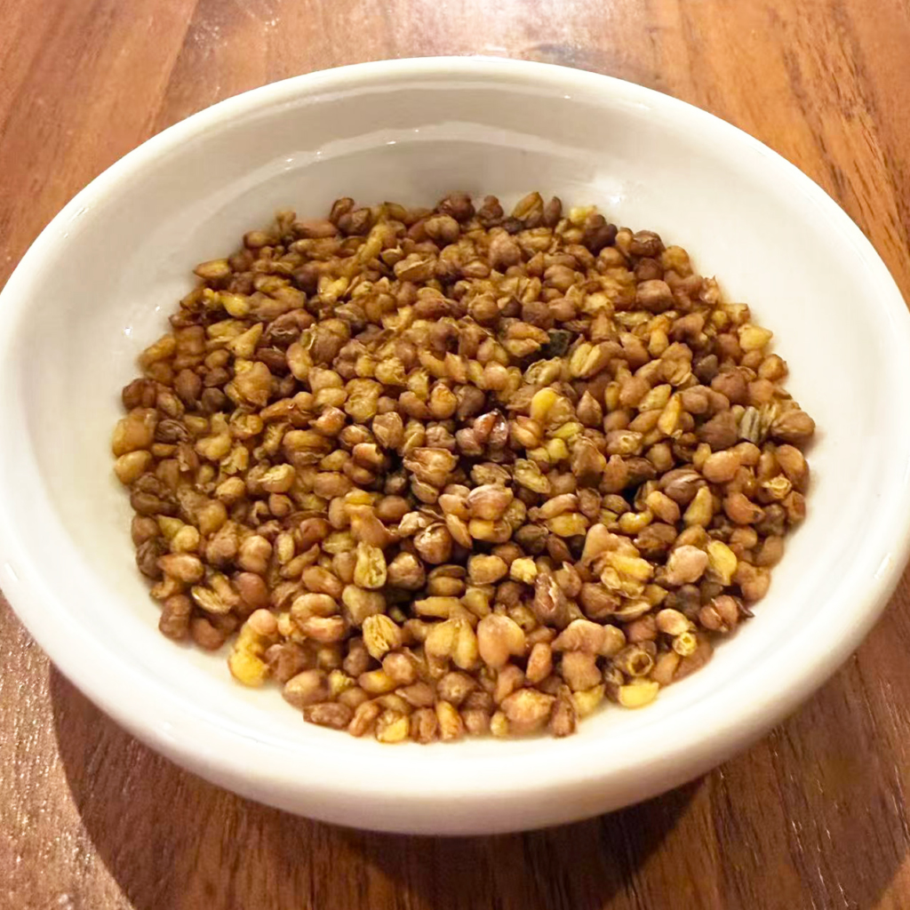 白い器に盛られた香ばしい焙煎そばの実。韃靼そば茶はルチンを多く含みます。ルチンはポリフェノールの一種です。