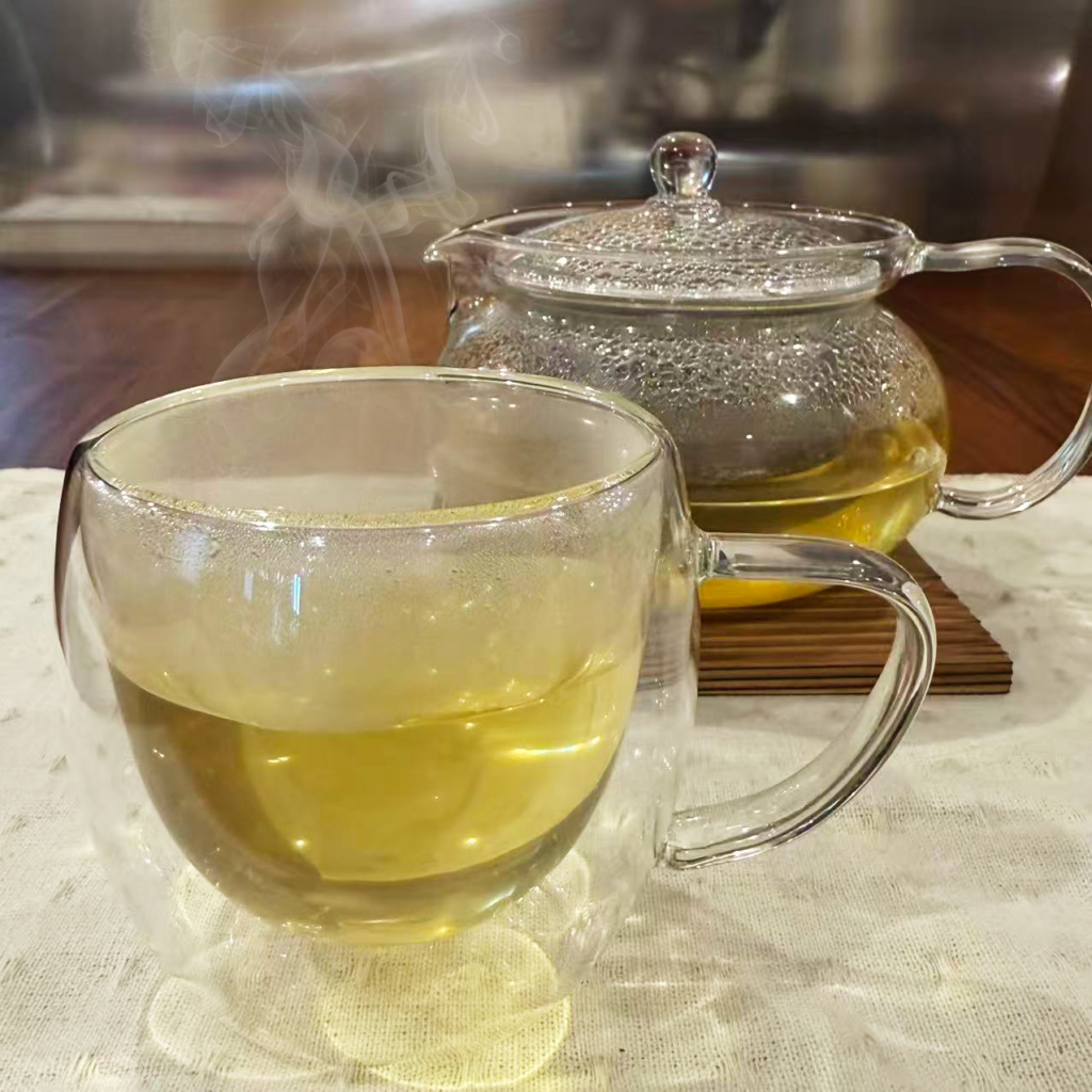 湯気が立ちのぼる黄金色のそば茶とガラスの急須。秋の夜長にほっとするひと時を