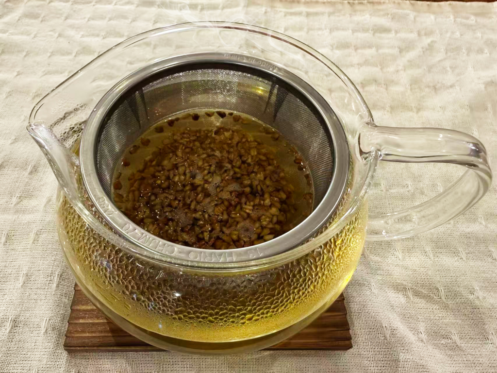 ガラスの急須でじっくり抽出する香ばしいそば茶。そばの実の素朴な風味は江戸時代から庶民の間で楽しまれており、健康を意識した飲み物として今日まで受け継がれています。