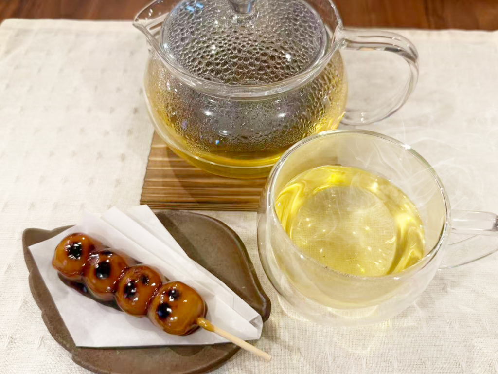 黄金色のそば茶と香ばしいみたらし団子。和の甘味とともに楽しむ秋の茶時間。医食同源の心を大切に、日々の暮らしに取り入れる穏やかな養生習慣を。